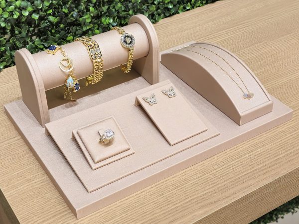 Expositores de Semijoias: Valorize suas Peças com Elegância